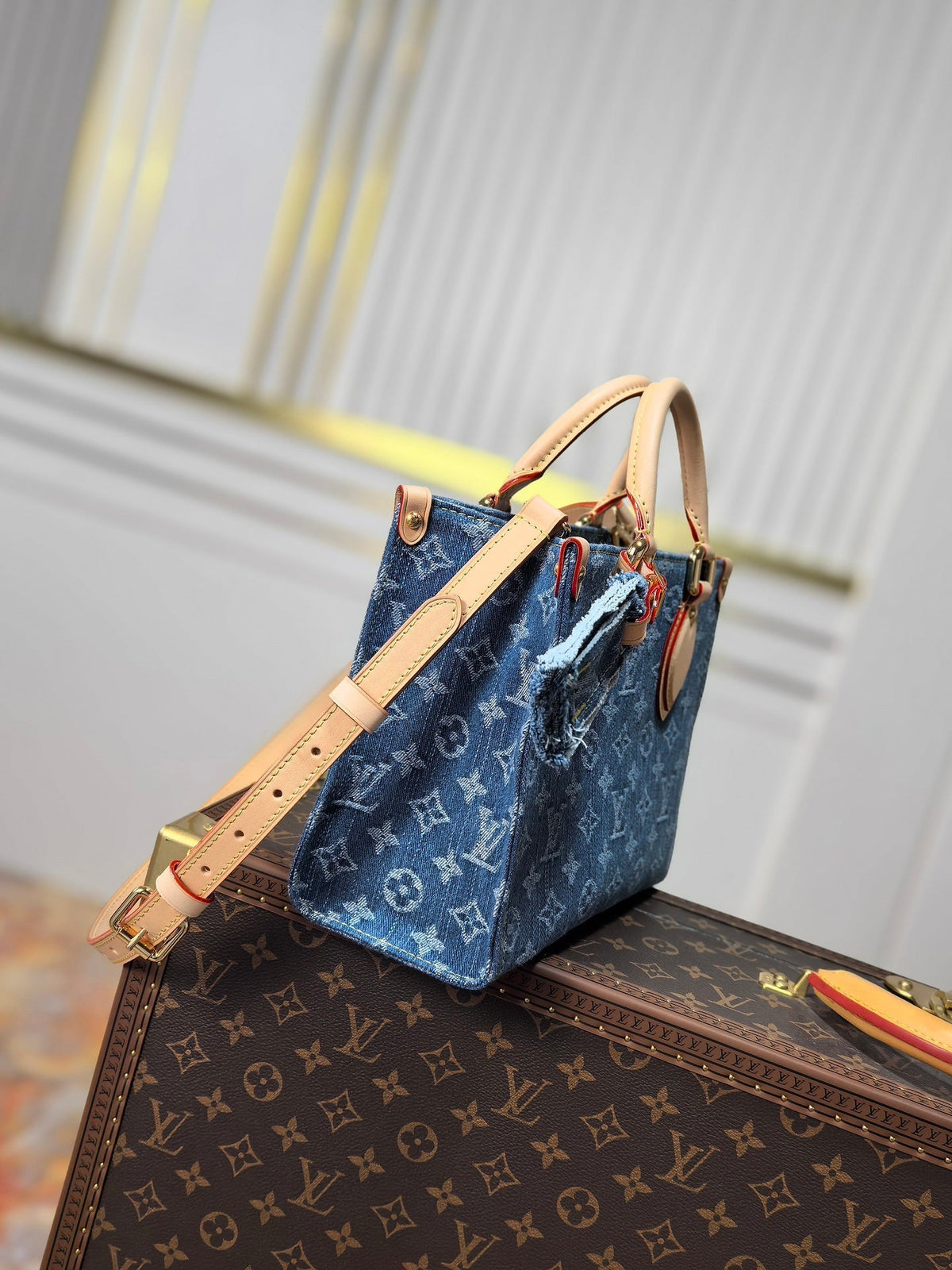 LV 25S ONTHEGO 28 IN BLUE MONOGRAM DENIM COTTON CALFSKIN LEATHER STRAP
