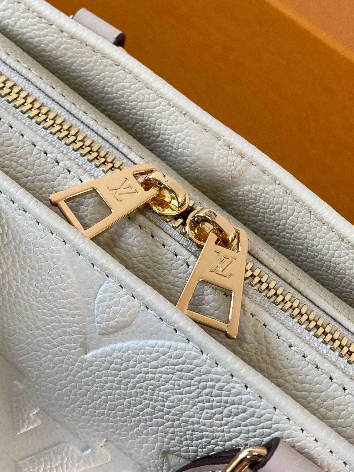 LV 25S ONTHEGO EAST WEST BAG 25 IN CREAM CALFSKIN MONOGRAM EMPREINTE