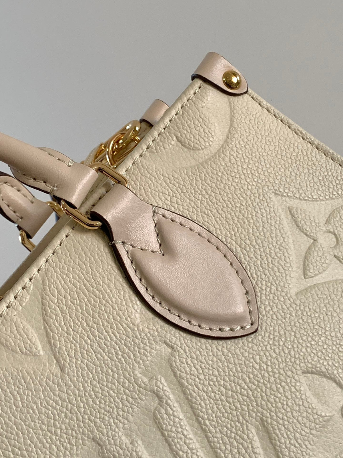 LV 25S ONTHEGO EAST WEST BAG 25 IN CREAM CALFSKIN MONOGRAM EMPREINTE
