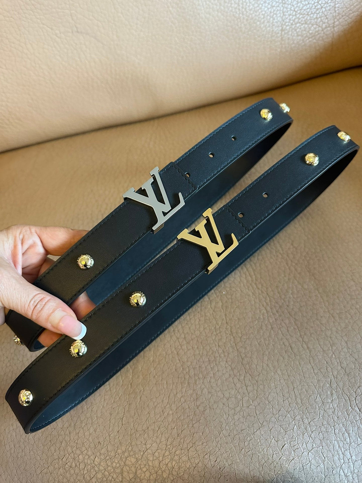 LV INITIALES STUDS 30 MM REVERSIBLE BELT IN BLACK CALFSKIN GOLD HARDWARE