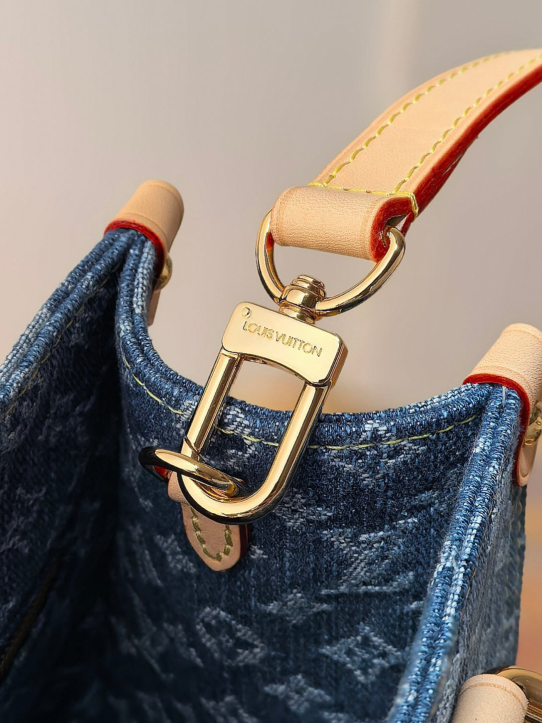 LV 25S ONTHEGO 28 IN BLUE MONOGRAM DENIM COTTON CALFSKIN LEATHER STRAP