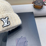 KNITTED BEANIE HAT IN LIGHT BEIGE WOOL 421267
