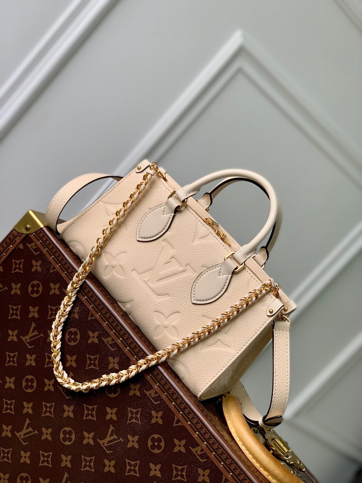 ONTHEGO EAST WEST BAG 25 IN BEIGE MONOGRAM EMBOSSED COWHIDE