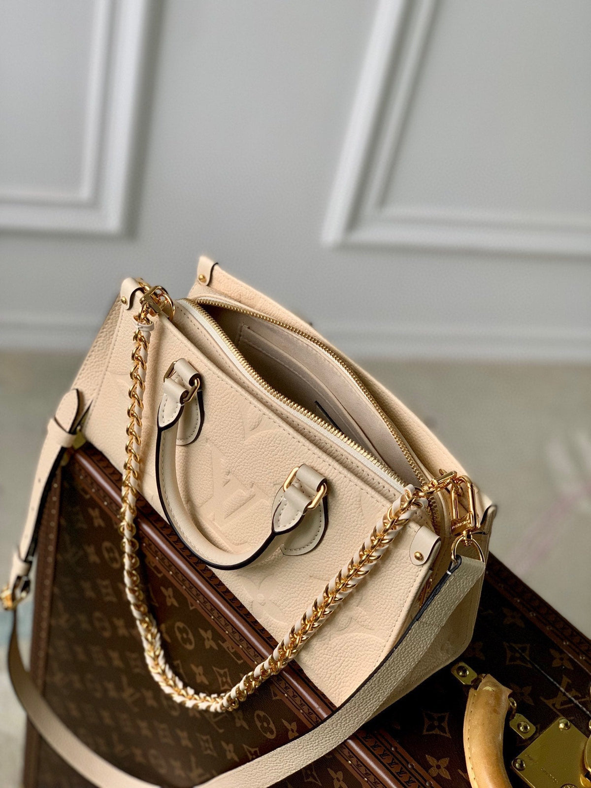 ONTHEGO EAST WEST BAG 25 IN BEIGE MONOGRAM EMBOSSED COWHIDE