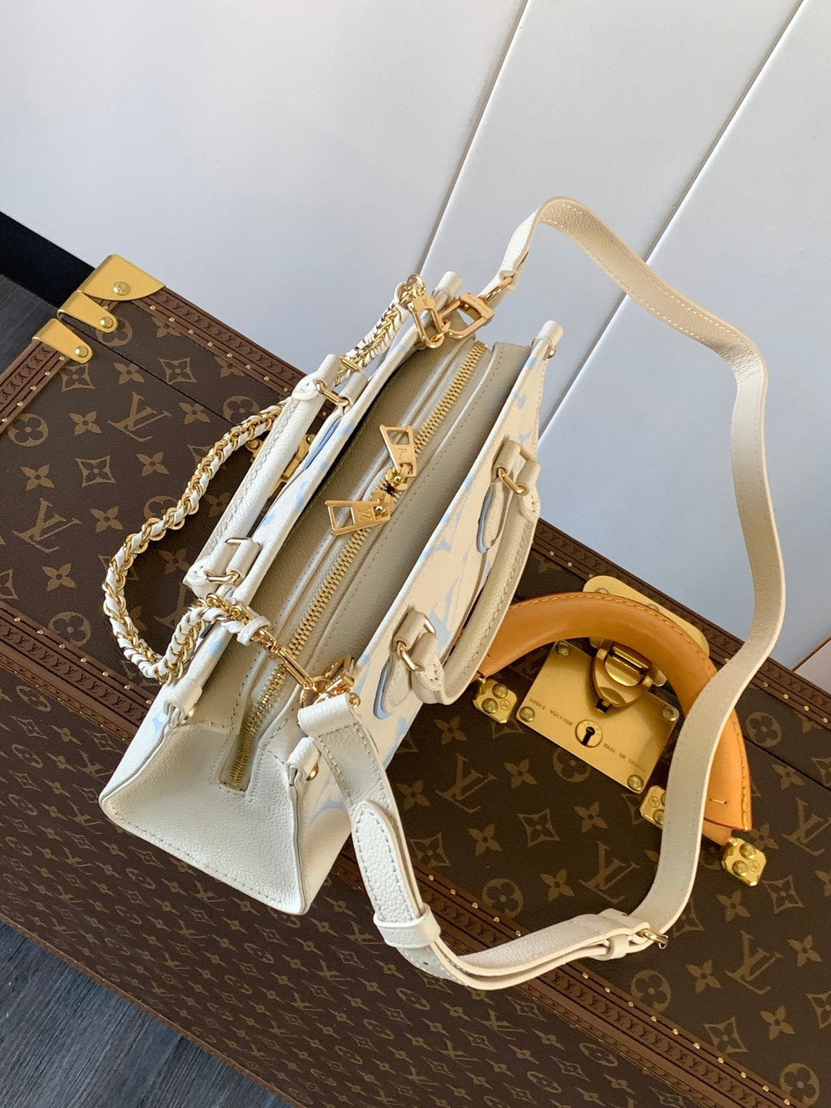 LV 25S ONTHEGO EAST WEST BAG 25 IN WHITE BLUE CALFSKIN MONOGRAM EMPREINTE